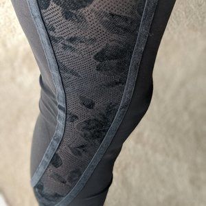 Lululemon cropped leggings, black floral sides
